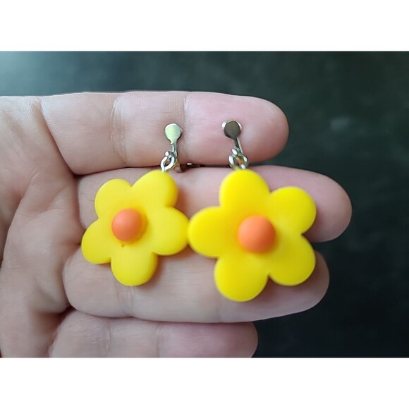 Daisy Flower Shaped Plastic Dangling Clip-on Earrings Vintage Costume Jewelry - Picture 3 of 10